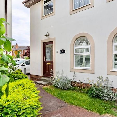 A Cheerful Three Bedroom House In Leafy Lytham 莱瑟姆-圣安妮 外观 照片