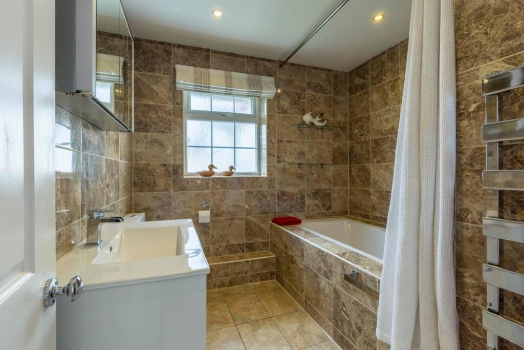 A Cheerful Three Bedroom House In Leafy Lytham 莱瑟姆-圣安妮 外观 照片