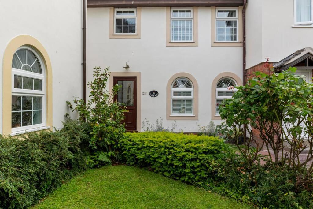 A Cheerful Three Bedroom House In Leafy Lytham 莱瑟姆-圣安妮 外观 照片