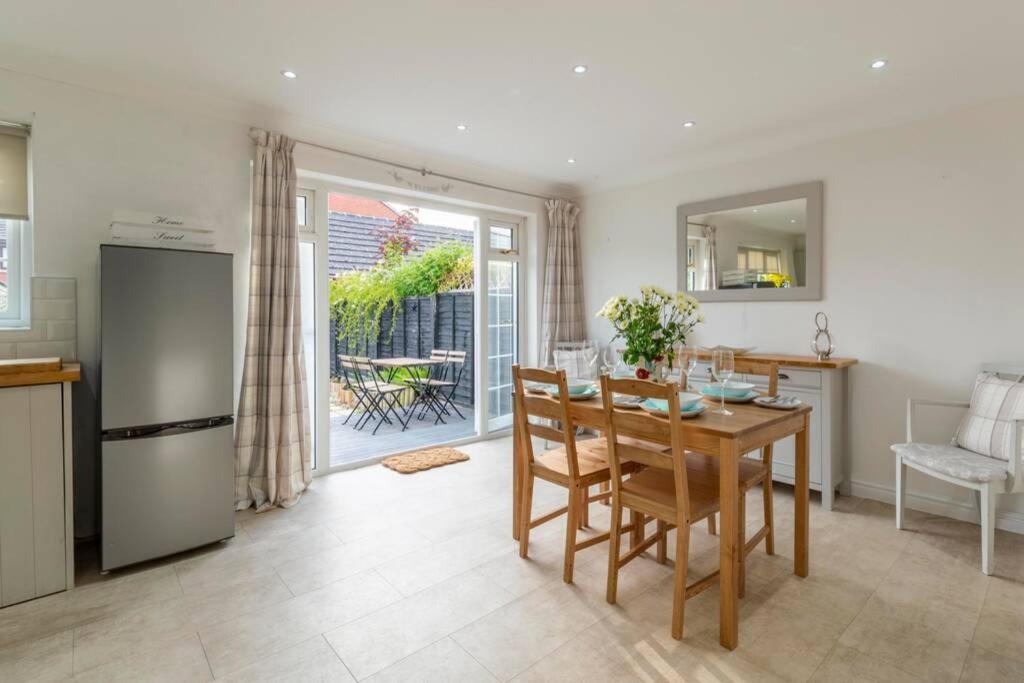 A Cheerful Three Bedroom House In Leafy Lytham 莱瑟姆-圣安妮 外观 照片