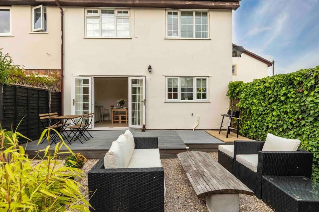 A Cheerful Three Bedroom House In Leafy Lytham 莱瑟姆-圣安妮 外观 照片