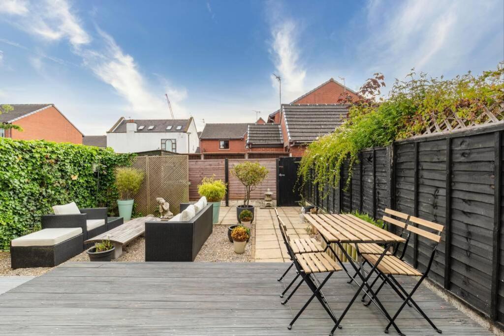 A Cheerful Three Bedroom House In Leafy Lytham 莱瑟姆-圣安妮 外观 照片