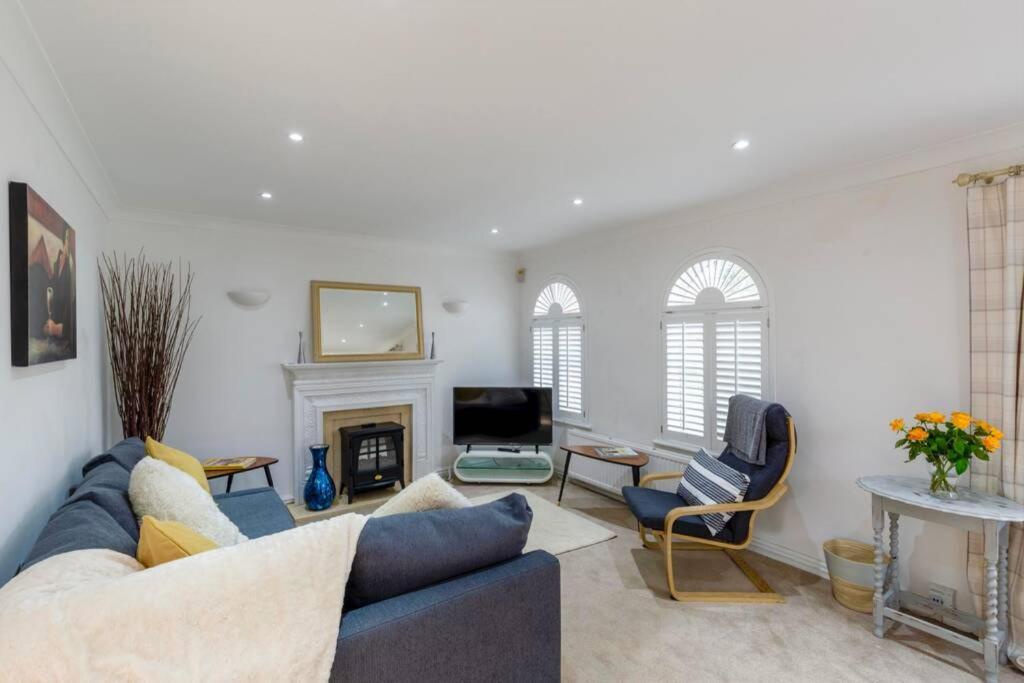 A Cheerful Three Bedroom House In Leafy Lytham 莱瑟姆-圣安妮 外观 照片