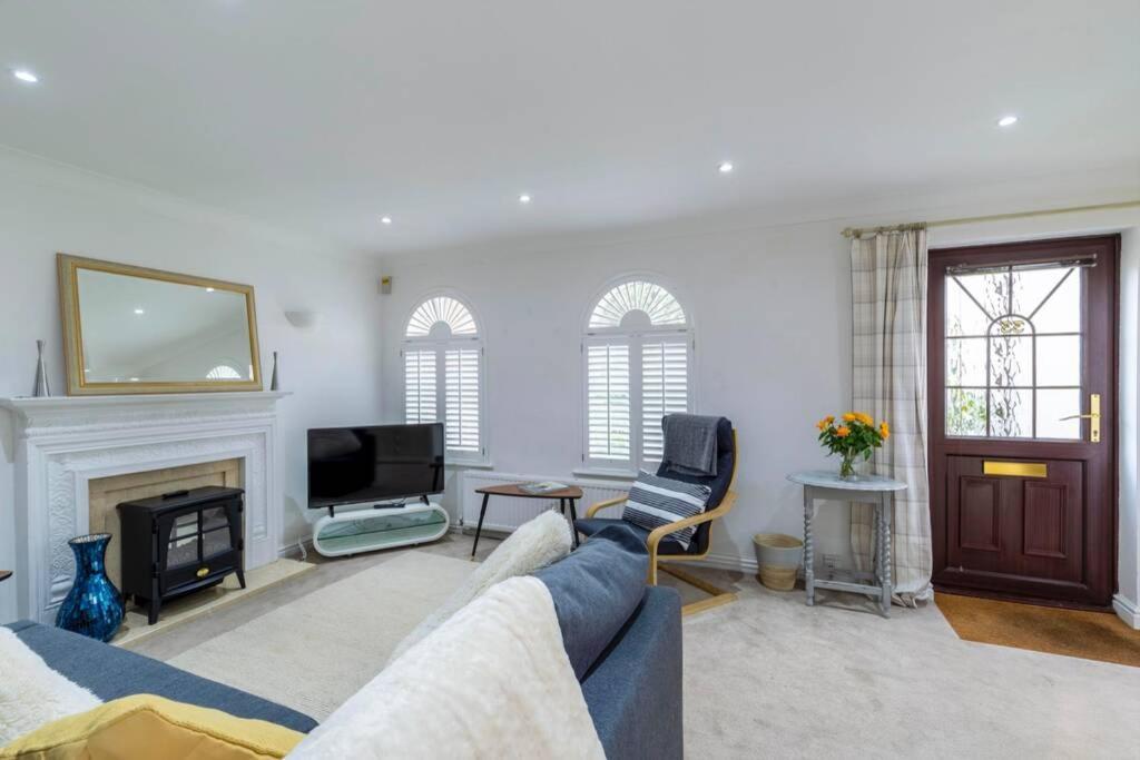 A Cheerful Three Bedroom House In Leafy Lytham 莱瑟姆-圣安妮 外观 照片